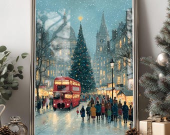 Puede incluir: Una impresión enmarcada representa una escena navideña nevada en Londres. Un autobús de dos pisos rojo viaja por una calle llena de gente y edificios. Un gran árbol de Navidad se alza en el centro, coronado por una estrella. La impresión se exhibe en una estantería de madera con decoraciones.