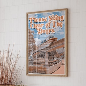 Pode incluir: Um pôster de estilo vintage com o texto "Please Stand Clear of The Doors." O pôster apresenta uma ilustração de estilo retro de um trem monorail em um ambiente de parque.