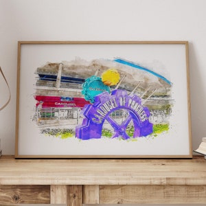 Op de afbeelding: Een aquarel van een paarse en blauwe carrousel met de tekst "Carousel of Progress" erop. De carrousel staat voor een gebouw met een rood bord waarop "Carousel" staat.