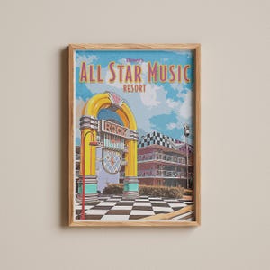 Può includere: Una stampa incorniciata in stile vintage del Disney's All Star Music Resort. L'opera presenta un colorato jukebox, un edificio del resort e un pavimento a scacchiera. Il cielo è blu con nuvole. La parola "ROCK" è visibile sul jukebox.
