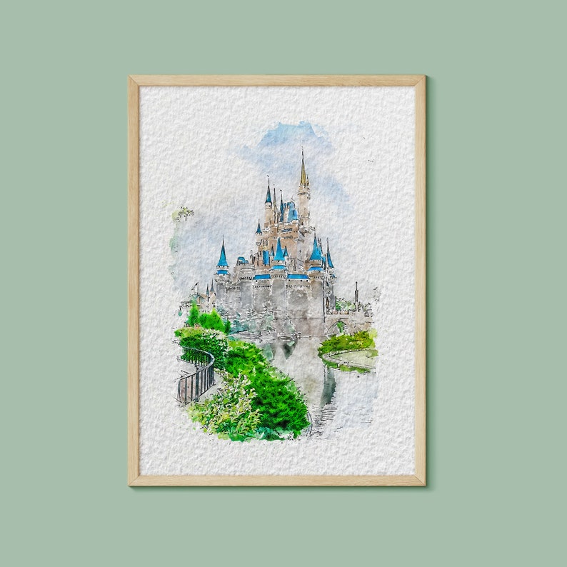 Puede incluir: Una pintura de acuarela del Castillo de Cenicienta en Walt Disney World. El castillo est&aacute; rodeado por un foso y vegetaci&oacute;n exuberante. La pintura est&aacute; enmarcada en un marco de madera claro.