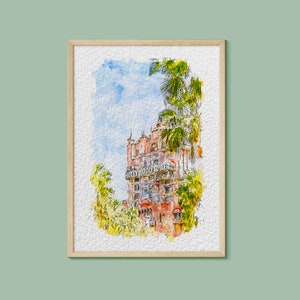 Puede incluir: Una pintura de acuarela del hotel Hollywood Tower en Disney World. El edificio es rosa y marr&oacute;n con un letrero que dice "Hollywood Tower Hotel". El edificio est&aacute; rodeado de palmeras.