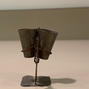 Metalowy, ręcznie robiony pojemnik na wykałaczki z lat 60.