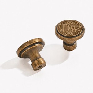 Individuell bestickter Schrankknopf | Schubladengriff aus antikem Messing mit Gravur, Initialen, Heimbeschläge