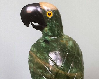 Loro de piedra tallada, Brasil