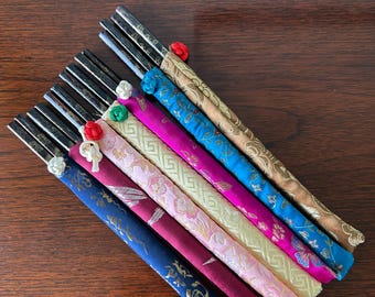 Palillos nuevos en estuches de brocado (2 juegos)