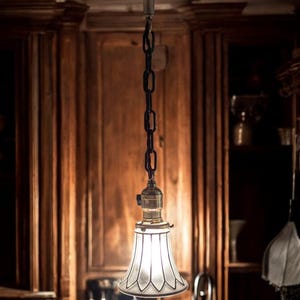 Vintage art nouveau messing hanglamp: gematteerde tulpenschaduw, jaren 1920