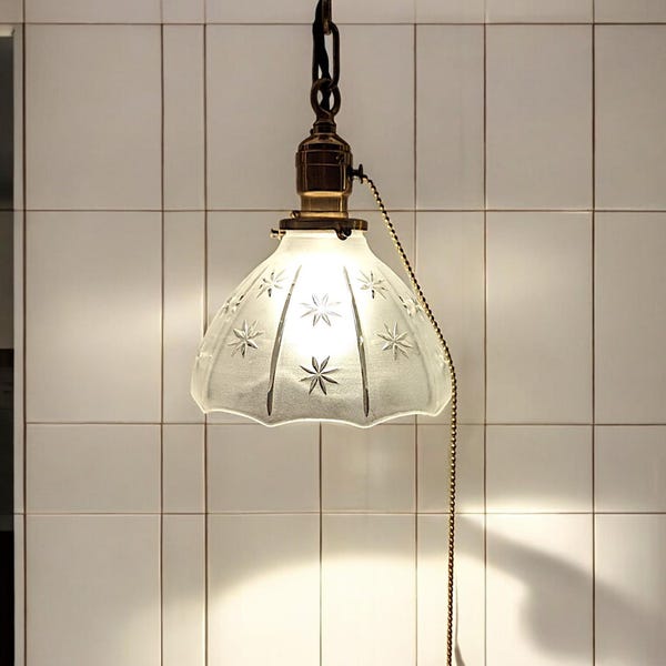 Lámpara colgante eléctrica antigua Ca 1920 con pantalla de vidrio esmerilado blanco con patrón de estrella de estilo Art Nouveau y accesorios de latón macizo antiguo.