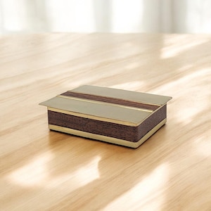 Portasigarette danese vintage di metà secolo, anni '60 circa, in teak e ottone, portaoggetti, scatola portaoggetti con coperchio, rivestimento in legno di teak e ottone massiccio, in cedro