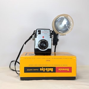 Vintage Kodak Brownie Bulls Eye Camera Flash Out Fit All Original Made in Canada 1954-1958, 620 Roll Film Box Camera, wykonany z bakelitu