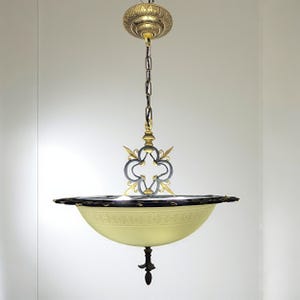 Lámpara de techo eléctrica de araña antigua de la década de 1920, Art Nouveau francés, pantalla de vidrio de leche, parrilla de flor de lis de bronce con 8 enchufes grandes