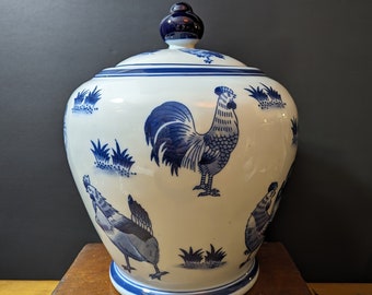 Un grand pot de poterie en céramique bleue et blanche en porcelaine, coqs de poulet avec poules, pot de gingembre avec couvercle, pot de craquelins, pot de rangement