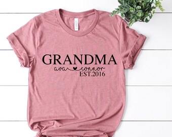 Könnte beinhalten: Ein pinkfarbenes T-Shirt mit dem Aufdruck "Grandma Ava & Connor EST. 2016".