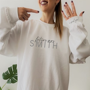 Verlobungsgeschenk, Sweatshirt für zukünftige Frau, Sweatshirt für neue Frau, Geschenk für zukünftige Braut, individuelles Brautgeschenk, Braut-T-Shirt, T-Shirt für zukünftige Frau, zukünftige Frau Bild 2