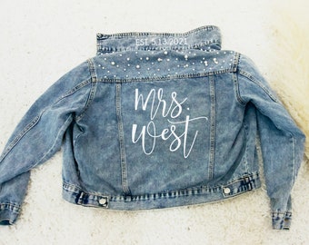 Pearl jean jacket, bride jean jacket, Mrs Denim Jacket, Personalized Jean Jacket, Bride Jacket, Bridal gift, bridal jean jacket pearls