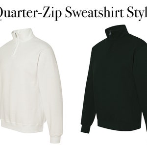 Op de afbeelding: Twee sweatshirts met een kwart rits, &eacute;&eacute;n in het wit en de andere in donkergroen, worden getoond tegen een witte achtergrond. De sweatshirts hebben een hoge kraag en een rits die over de borst loopt. De tekst "Quarter-Zip Sweatshirt Style" staat bovenaan.