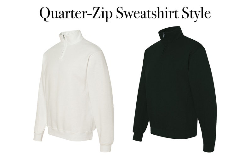 Op de afbeelding: Twee sweatshirts met een kwart rits, &eacute;&eacute;n in het wit en de andere in donkergroen, worden getoond tegen een witte achtergrond. De sweatshirts hebben een hoge kraag en een rits die over de borst loopt. De tekst "Quarter-Zip Sweatshirt Style" staat bovenaan.