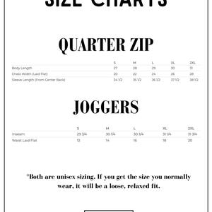 Op de afbeelding: Een witte maattabel met zwarte tekst voor quarter zip en jogger kleding. Afmetingen worden in centimeters gegeven voor lichaamslengte, borstbreedte, mouwlengte, binnenbeenlengte en taille. De tekst geeft aan dat de maten unisex en relaxed zijn.