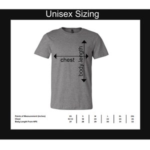 Pode incluir: Tabela de tamanhos unissex para uma camiseta com medidas em polegadas para o peito e o comprimento do corpo a partir do ponto mais alto do ombro. Os tamanhos incluem XS, S, M, L, XL, 2XL.