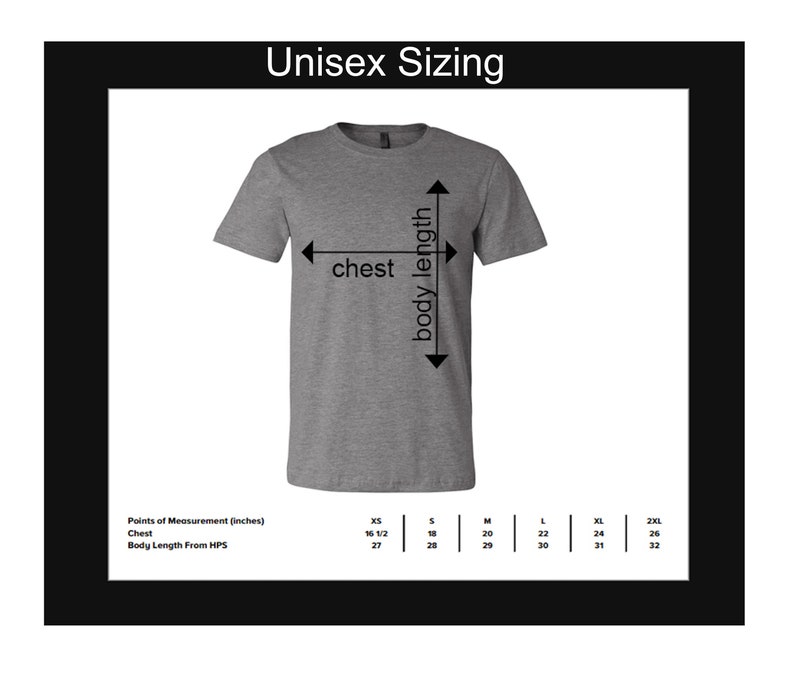 Pode incluir: Tabela de tamanhos unissex para uma camiseta com medidas em polegadas para o peito e o comprimento do corpo a partir do ponto mais alto do ombro. Os tamanhos incluem XS, S, M, L, XL, 2XL.