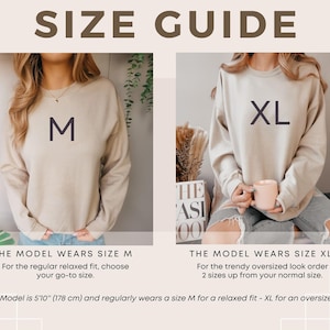 Op de afbeelding: Een maattabel met twee beige sweaters met ronde hals. De linker afbeelding toont een sweater in maat M en de rechter afbeelding een sweater in maat XL. De tekst bevat SIZE GUIDE, M, XL, THE MODEL WEARS SIZE M, THE MODEL WEARS SIZE XL en details over de lengte van het model.