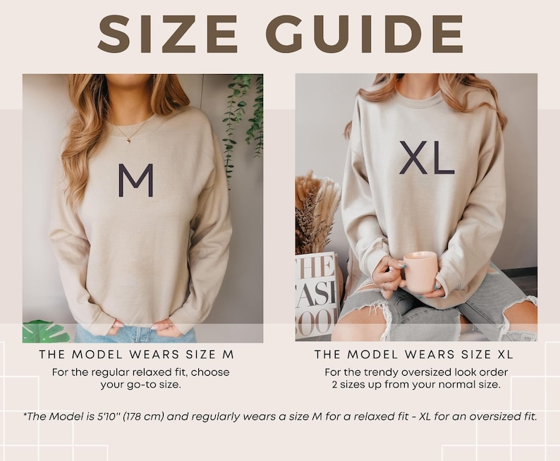 Op de afbeelding: Een maattabel met twee beige sweaters met ronde hals. De linker afbeelding toont een sweater in maat M en de rechter afbeelding een sweater in maat XL. De tekst bevat SIZE GUIDE, M, XL, THE MODEL WEARS SIZE M, THE MODEL WEARS SIZE XL en details over de lengte van het model.