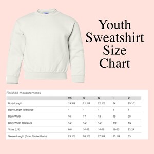 Puede incluir: Tabla de tallas de sudadera para j&oacute;venes con medidas en pulgadas. La tabla muestra las tallas XS a XL con la longitud del cuerpo, la tolerancia de longitud del cuerpo, el ancho del cuerpo, la tolerancia de ancho del cuerpo, las tallas (EE. UU.) y la longitud de la manga desde el centro de la espalda correspondientes.