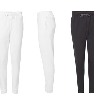 Op de afbeelding: Witte en zwarte joggingbroeken in joggerstijl. De witte broek wordt van voren en van de zijkant getoond, terwijl de zwarte broek op dezelfde manier wordt weergegeven. De tekst "Jogger Style" staat aan de linkerkant van de afbeelding.