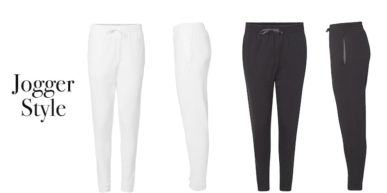 Op de afbeelding: Witte en zwarte joggingbroeken in joggerstijl. De witte broek wordt van voren en van de zijkant getoond, terwijl de zwarte broek op dezelfde manier wordt weergegeven. De tekst "Jogger Style" staat aan de linkerkant van de afbeelding.