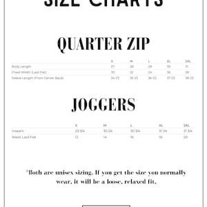 Op de afbeelding: Maattabel voor een kwart rits en joggers. De tabel toont de maten in inches voor de maten S, M, L, XL en 2XL. De tekst "Both are unisex sizing. If you get the size you normally wear, it will be a loose, relaxed fit." staat onderaan de tabel.