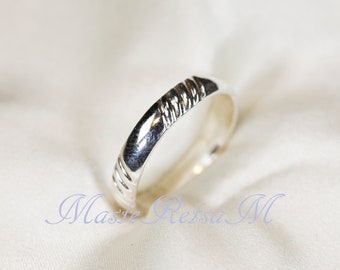 102133     Sterling silver pattern ring,