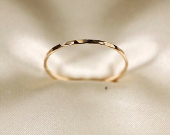 Anillo de oro macizo de 14 quilates martillado - Banda de alambre plano (1,1 y 1,5 mm)