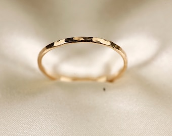 14K Gold Filled gehämmerter Ring - Minimalistisches Band (1,5 mm)
