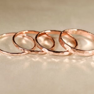 Anello riempito in oro ROSA 14k, filo piatto, anello martellato, larghezza 1-2,5 mm.