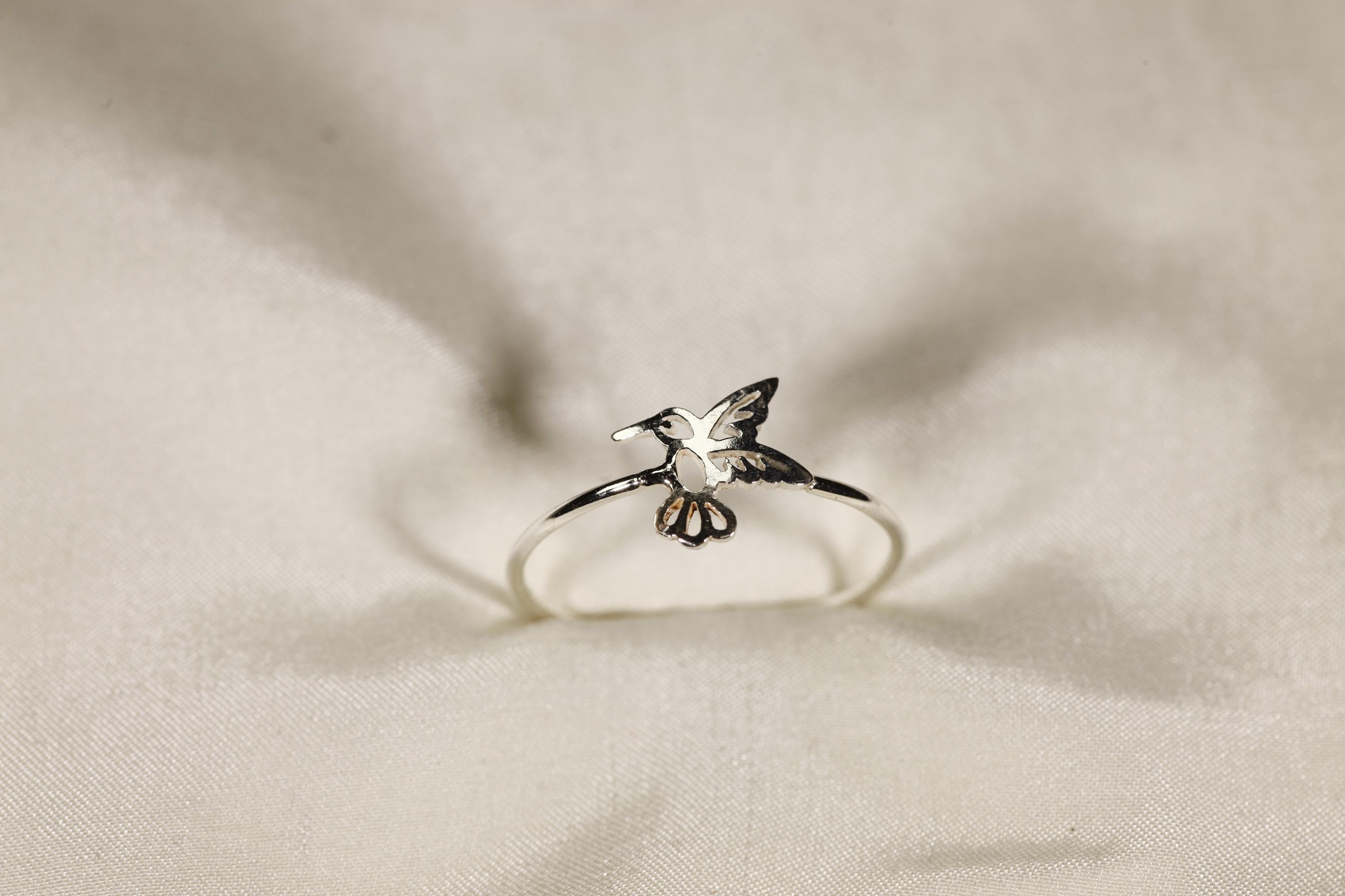 スターリングシルバーのハミングバードリング - 自然にインスパイア