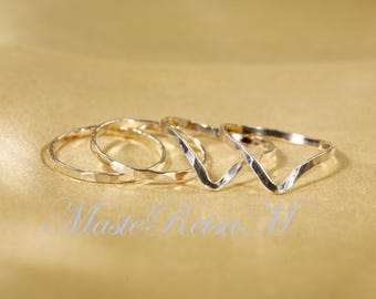 Set F: handgemaakte stapelringen van sterlingzilver: gehamerde en V-ringen