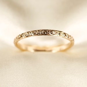 Ring van 10 karaats geelgoud met bloemenpatroon - Fijne band (2,0 mm) - 600956