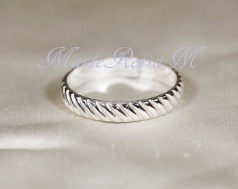 102121     Sterling silver pattern ring,