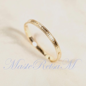 Stapelbart armband i 10K massivt guld – Elegant ring med texturerat mönster (2 mm bredd)