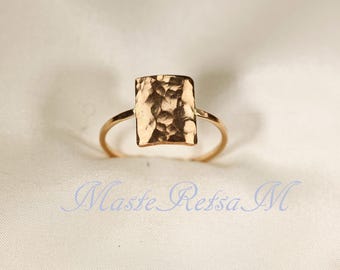 Anillo martillado relleno de oro de 14 quilates: Escudo rectangular (10 x 12 mm)