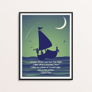 Puede incluir: Una ilustración verde y azul de un velero con tres niños navegando en un río de luz cristalina. El texto dice "Wynken, Blyken and Nod One Night, Sailed off in a Wooden Shoe - Sailed on a River of Crystal Light, Into a Sea of Dew. Eugene Field."