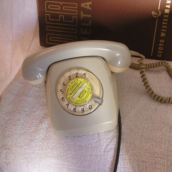 Echter Vintageknaller: original altes Posttelefon mit Wählscheibe