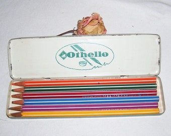 Crayons de couleur vintage originaux dans une boîte en fer blanc