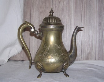 Magnificent, oriental-looking jug, silver-colored metal with removable lid