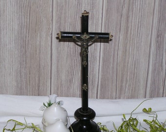 Uraltes Kreuz, Kruzifix, grunge und shabby, Holz u. Metall