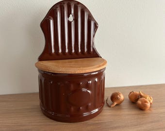 Salero sueco vintage de esmalte marrón oscuro con tapa de madera para montaje en pared, contenedor de almacenamiento rústico para cocina, decoración de granja, coleccionable retro