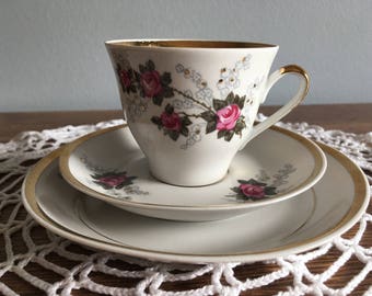 Juego de 3 tazas de café o moca, platillo y plato de postre de la fábrica de porcelana soviética RPR Riga. Porcelana blanca, rosas rosadas y borde dorado.
