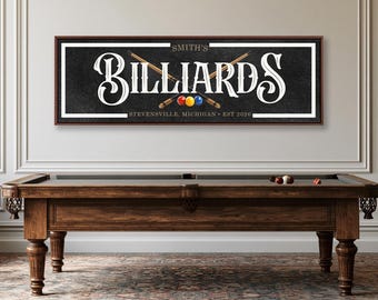 Peut inclure: Une enseigne murale rectangulaire au fond texturé sombre portant le texte SMITH'S BILLIARDS, STEVENSVILLE, MICHIGAN, EST 2026. Le motif comprend deux queues de billard en bois croisées et trois boules de billard colorées rouge, jaune et bleue.