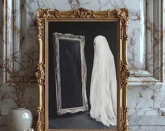 Op de afbeelding: Een ingelijst kunstwerk met een witte spookfiguur voor een spiegel. Het kunstwerk staat tegen een zwarte achtergrond en is omlijst in een sierlijke gouden lijst. Het kunstwerk wordt tentoongesteld tegen een marmeren muur.