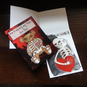 Cartes non conventionnelles (ouvertes), morbide, drôle, mignonne, fantaisiste, amour, unique, tirages de dessins, édition limitée, oeuvre de techniques mixtes, cartes A5